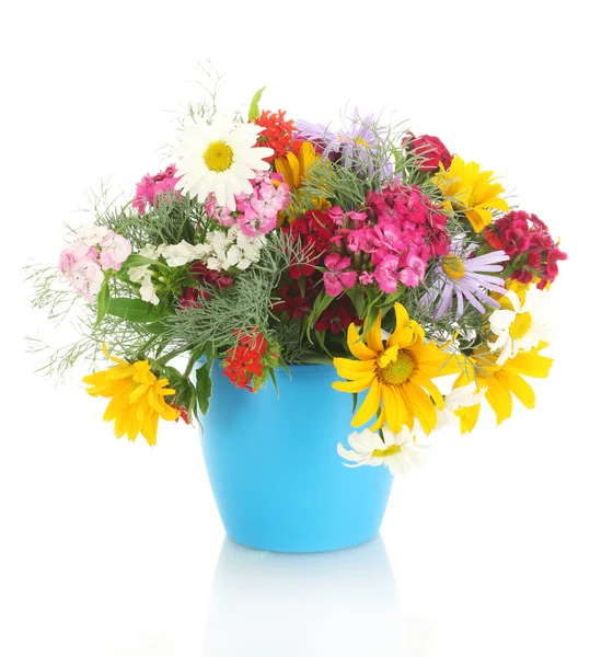 Belo buquê de flores silvestres brilhantes em vaso de flores, isolado em branco — Fotografia de Stock
