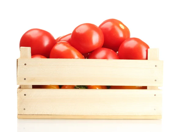 Ahşap kutusunda üzerinde beyaz izole kırmızı olgun domates — Stok fotoğraf