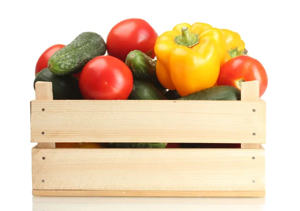 Färska grönsaker i trälåda isolerade på vitt — Stockfoto