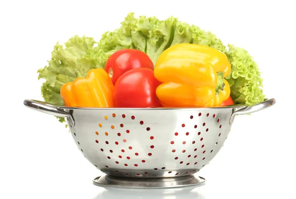 Свежие овощи в серебристой дуршлаг изолированы на белом — стоковое фото