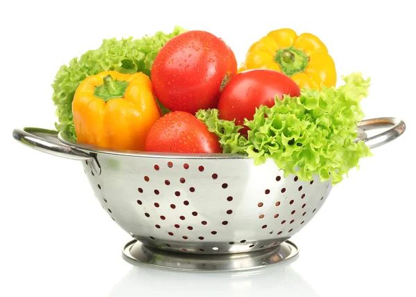 चांदी कोलंडर में ताजा सब्जियां सफेद पर अलग — स्टॉक फ़ोटो, इमेज