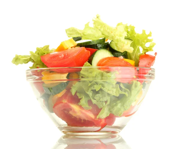 Salada de legumes frescos em tigela transparente isolada em branco — Fotografia de Stock