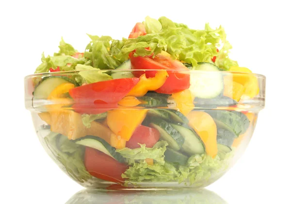 Sałatką ze świeżych warzyw w przejrzysty miska na białym tle — Zdjęcie stockowe