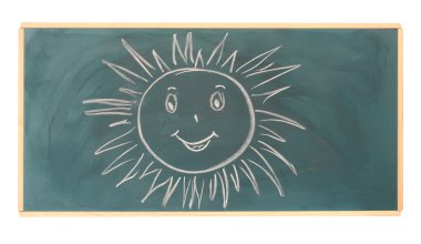 Blackboard çizim üzerinde beyaz izole güneş gülümsüyor