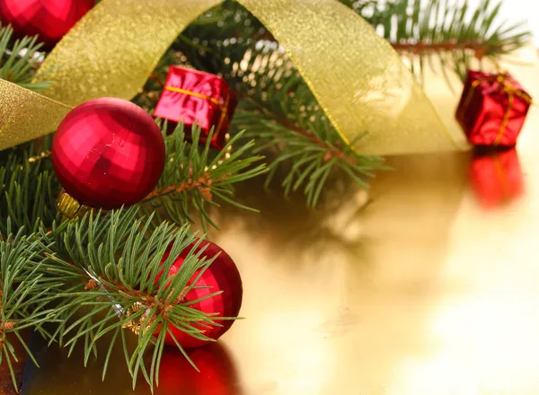 Рождественская елка с красивыми новогодними шарами и лентой на столе — стоковое фото
