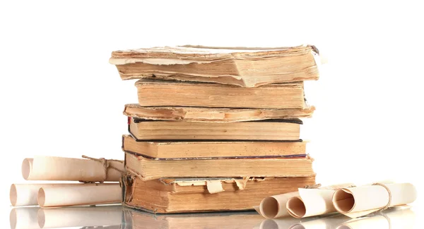 Pilha de livros antigos e pergaminho isolado em branco — Fotografia de Stock