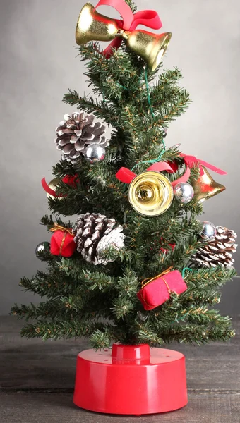 Рождественская елка с украшениями на деревянном столе — стоковое фото