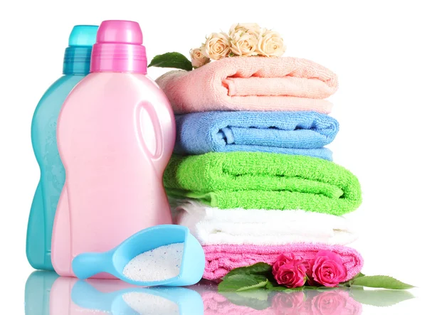 Detergente con polvo de lavado y toallas aisladas en blanco —  Fotos de Stock