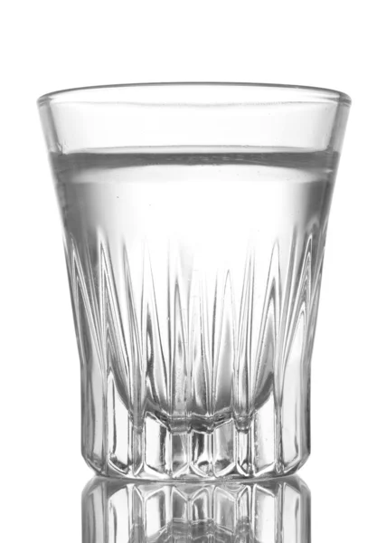 Vaso de vodka aislado sobre blanco — Foto de Stock