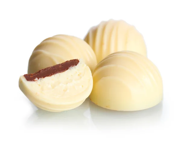 Конфеты в белом шоколаде изолированы на белом — стоковое фото