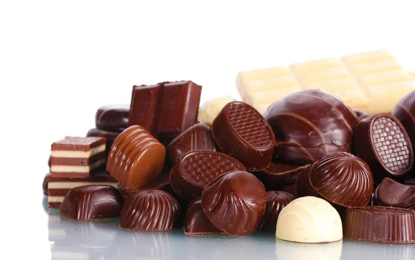 Banyak permen coklat yang berbeda terisolasi di atas putih — Stok Foto