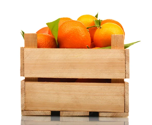 Dojrzałe smaczny mandarynki z liści w drewniane pudełko na białym tle — Zdjęcie stockowe