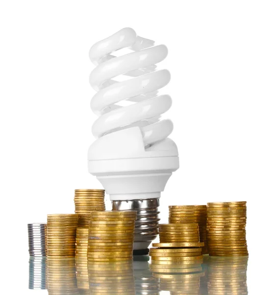 Энергосберегающая лампа и деньги изолированы на белом — стоковое фото