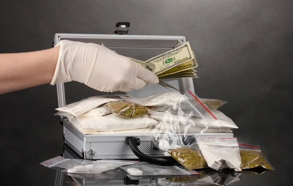 Кокаин и марихуана в чемодане, рука изолирована на белом — стоковое фото