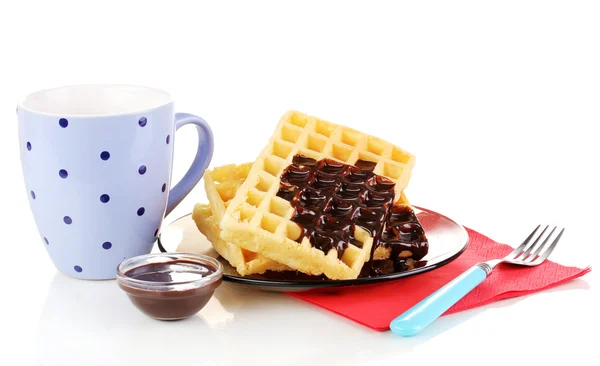 Waffles saborosos com chocolate na placa isolada em branco — Fotografia de Stock
