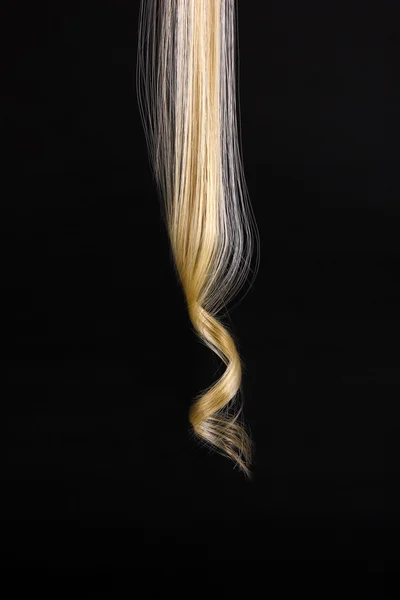 Kręcone blond włosy, na czarnym tle — Zdjęcie stockowe