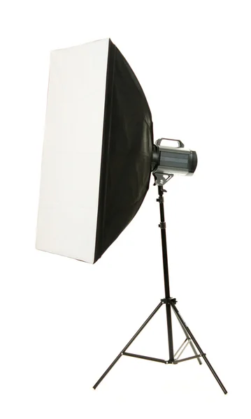 Estúdio flash com caixa macia no fundo branco — Fotografia de Stock