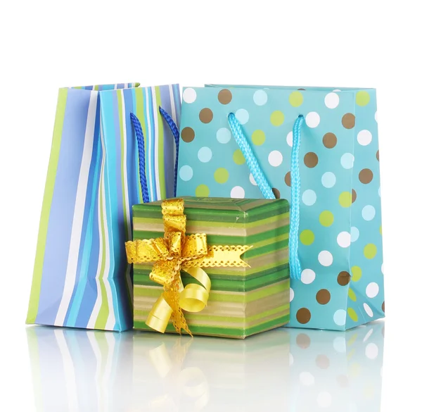 Buste regalo colorate con regali isolati su bianco — Foto Stock