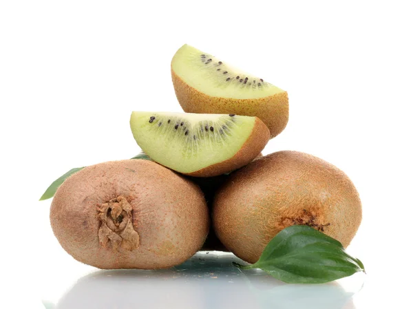 Saftiga kiwifrukter med blad isolerad på vit — Stockfoto