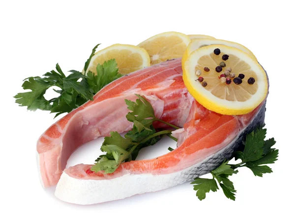 Czerwona ryba z cytryna, pietruszka, pieprz, na białym tle — Zdjęcie stockowe