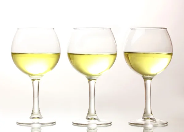 Weingläser isoliert auf weiß — Stockfoto