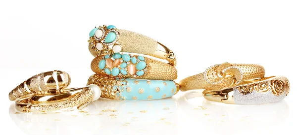 Elegante en mode gouden armbanden geïsoleerd op witte achtergrond — Stockfoto
