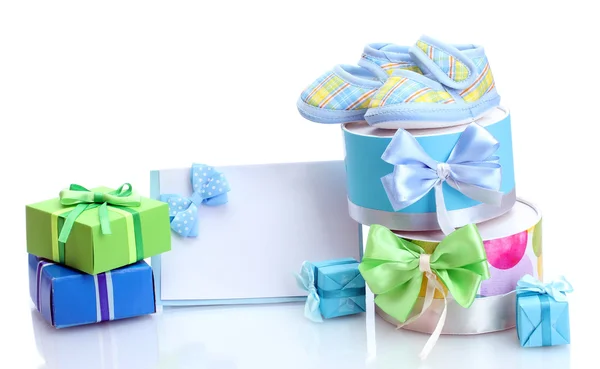 Presentes bonitos, botas do bebê, cartão postal em branco e manequim isolado em branco — Fotografia de Stock