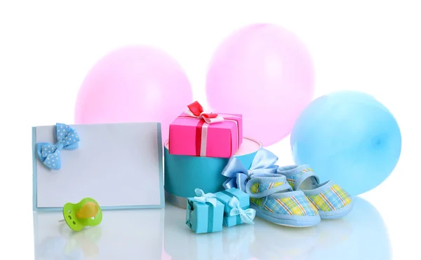 Hermosos regalos, bootees de bebé, postal en blanco, maniquí y globos aislados en blanco —  Fotos de Stock
