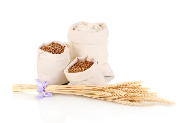 Mouky a pšeničné zrno izolované na bílém — Stock fotografie