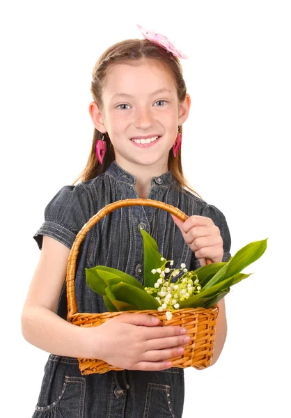 Портрет красивой маленькой девочки с лилиями долины в корзине изолированы на белом — стоковое фото