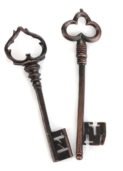 Deux clés antiques isolées sur blanc — Photo