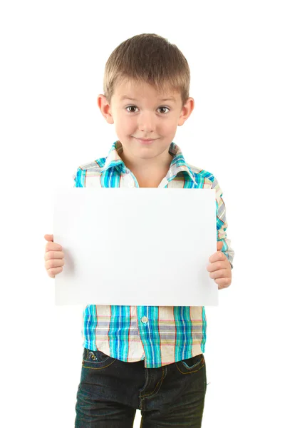 Портрет счастливого мальчика с листом бумаги, изолированным на белом — стоковое фото