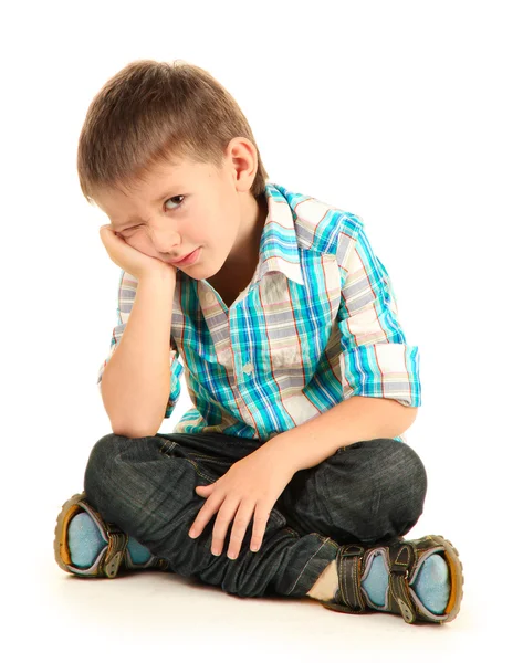 Grappige kleine jongen met koptelefoon op wit wordt geïsoleerd — Stockfoto