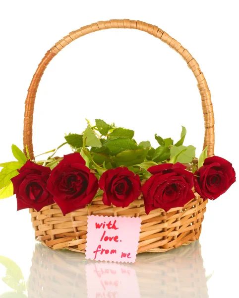 Panier avec des roses et une note isolée sur fond blanc gros plan — Photo
