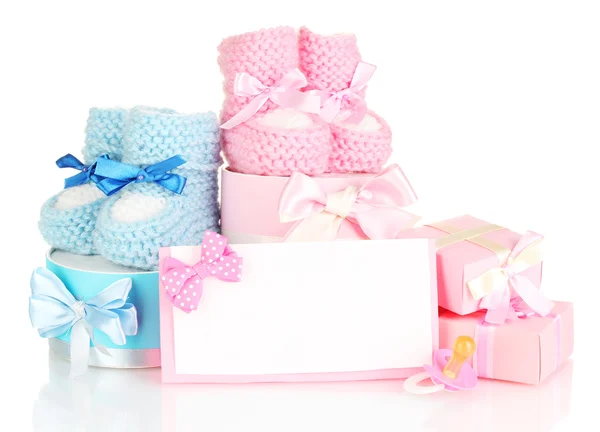 Botas de bebé, chupete, regalos y postal en blanco aislado en blanco —  Fotos de Stock