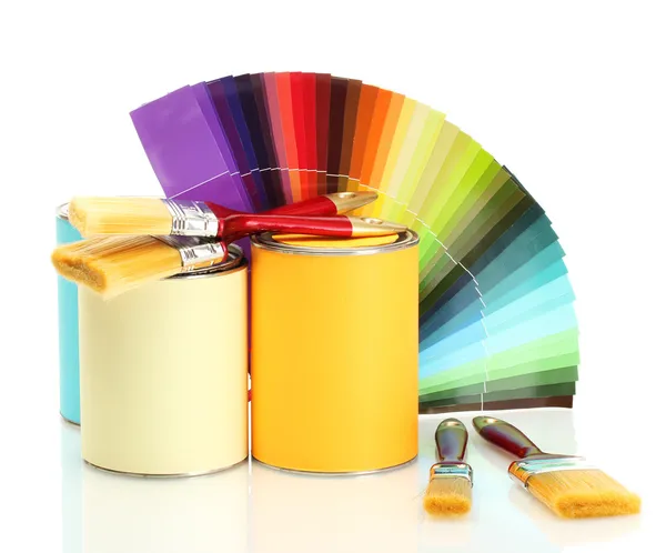 Plåtburkar med färg, penslar och ljusa palett med färger som isolerad på vit — Stockfoto