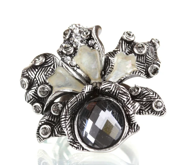 Zilveren ring met zwarte juweeltje geïsoleerd op wit — Stockfoto