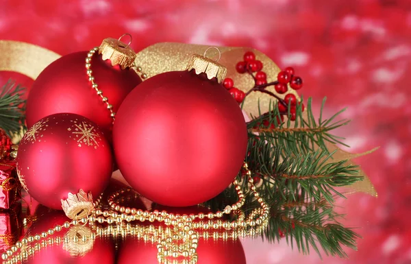 Palla di Natale e albero verde sul rosso — Foto Stock