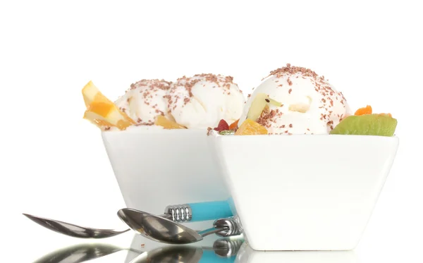 Вкусное ванильное мороженое с шоколадом и фруктами в мисках и ложках, изолированных на белом — стоковое фото