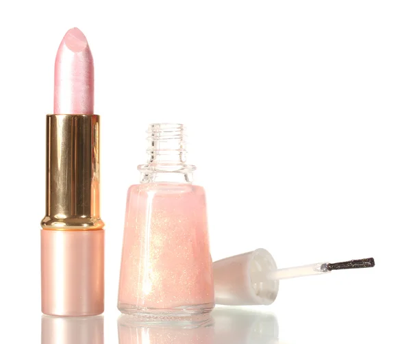 Lápiz labial rosa y esmalte de uñas beige con destellos aislados en blanco — Foto de Stock