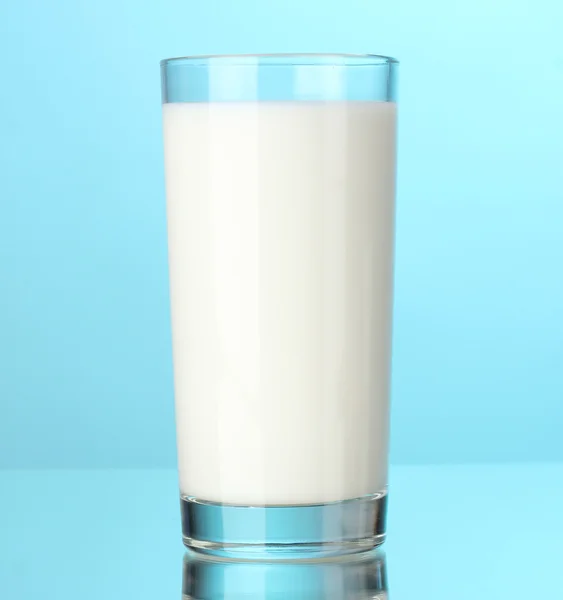 Glas melk op blauw — Stockfoto