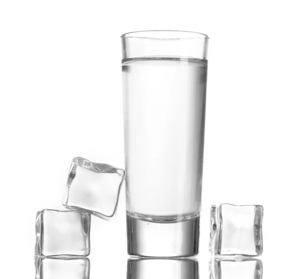 Vidro de vodka com gelo isolado em branco — Fotografia de Stock