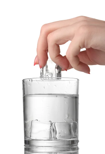 Свіжа вода в склянці з кубиками льоду ізольовані на білому — стокове фото
