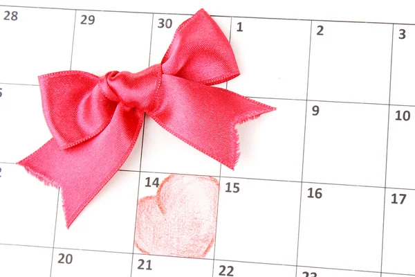 Page du calendrier avec les cœurs et l'arc sur la Saint-Valentin — Photo