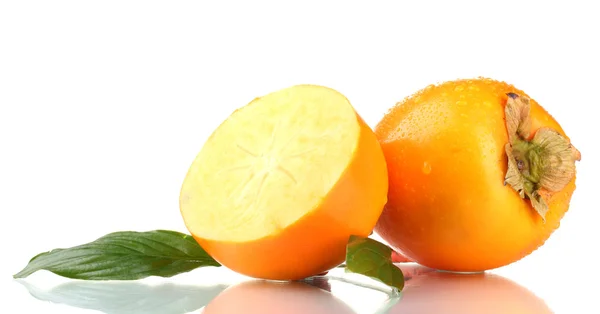 Aptitretande sharonfrukt med droppar och leaf isolerad på vit — Stockfoto