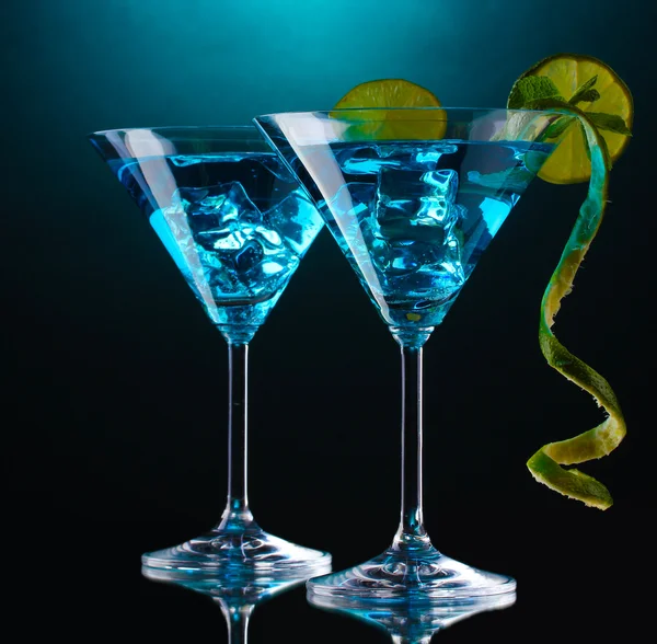 Cocktail blu in bicchieri da martini su sfondo blu — Foto Stock