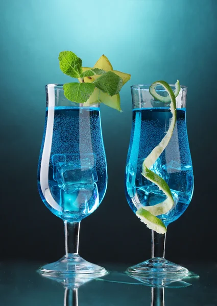Modré koktejlové sklenici na modrém pozadí — Stock fotografie