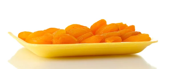 Вкусные сушеные абрикосы в упаковке изолированы на белом — стоковое фото