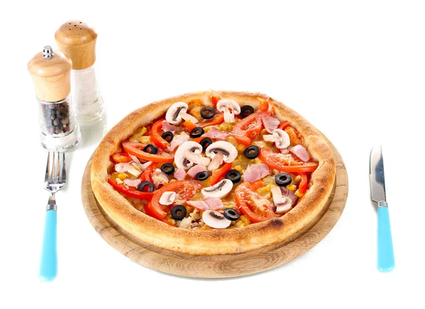 Ароматическая пицца с вилкой и ножом изолированы на белом — стоковое фото
