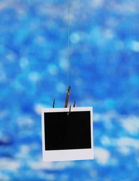 Фото на рибному гачку на синьому фоні — стокове фото